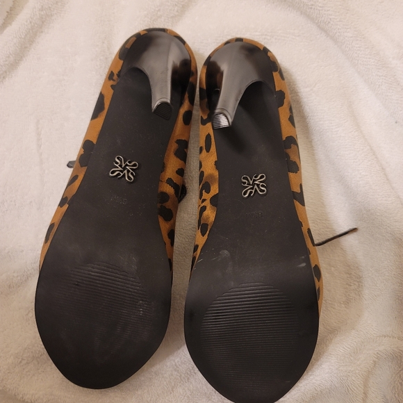 Leopard Print Pumps - Picture 2 of 3